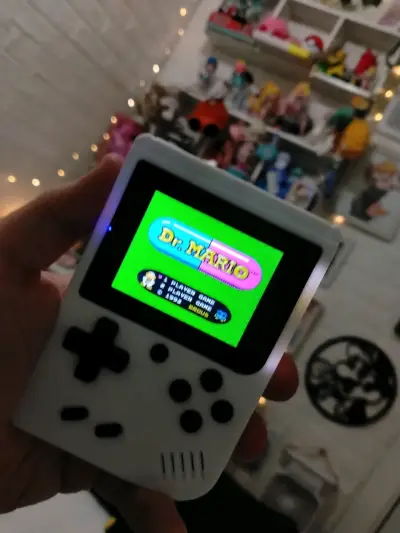 Consola portátil retro con juegos clásicos - miniatura 3