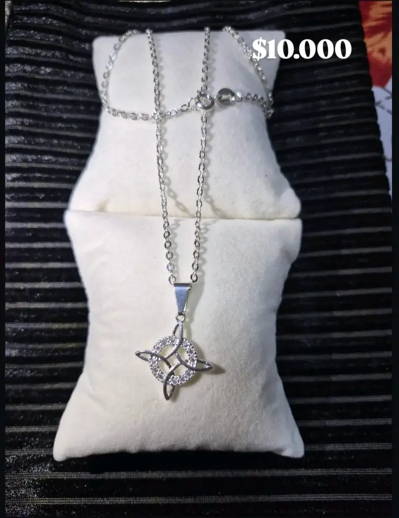 Collar de plata con dije de cristal
