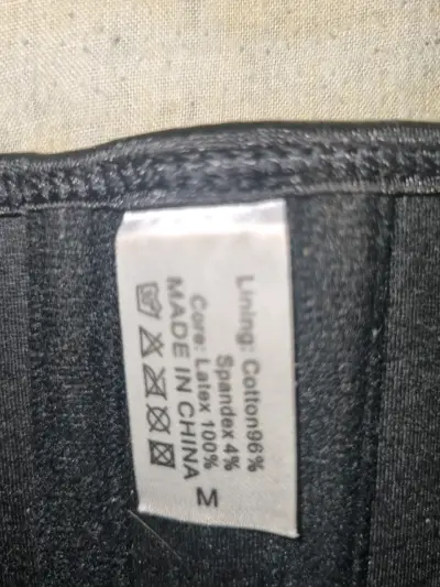 Corsé negro de látex para modelar - miniatura 2