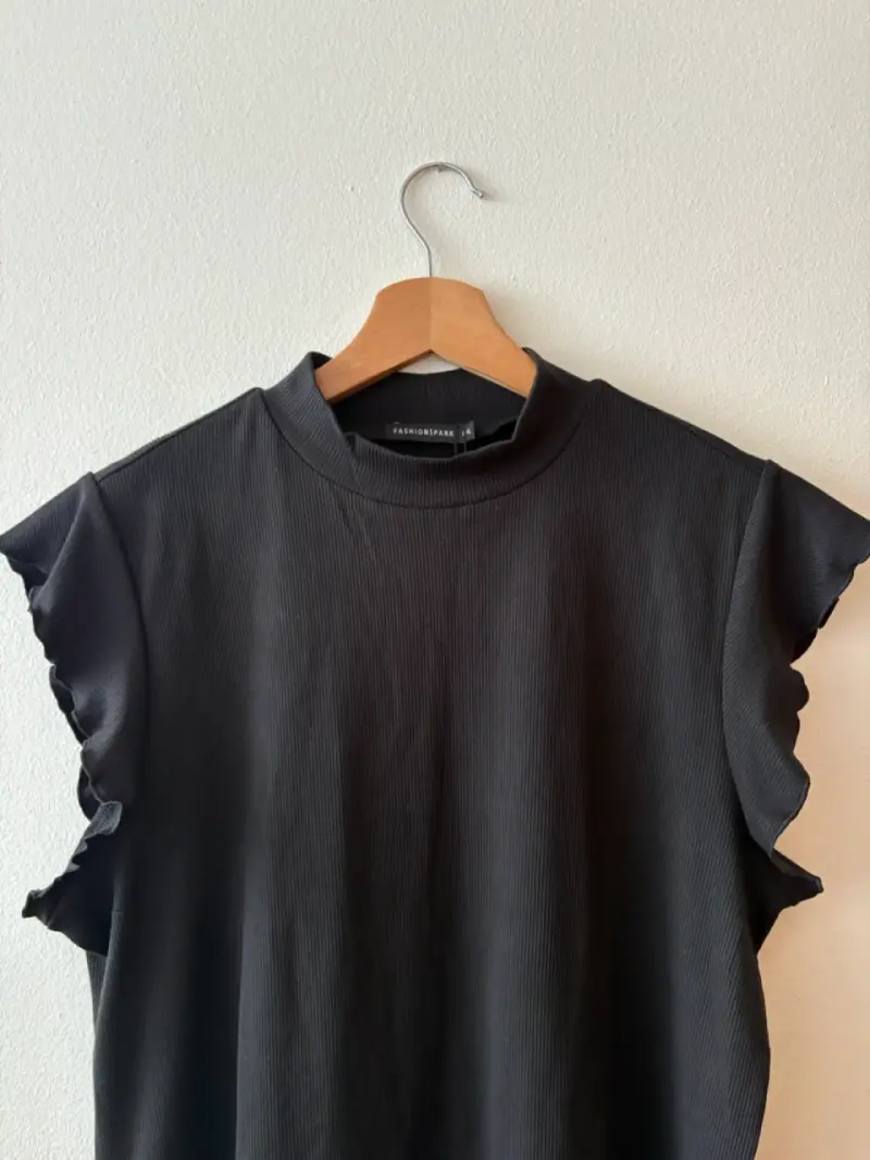 Polera negra con volantes Fashion Park - 4