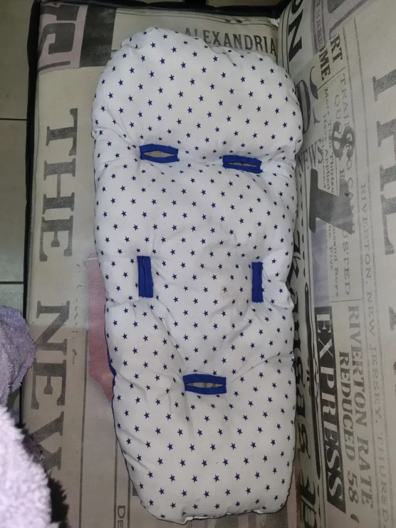 Cojín acolchado para coche de bebé con estrellas