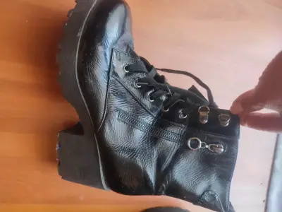 Botines negros  de charol con plataforma - miniatura 1