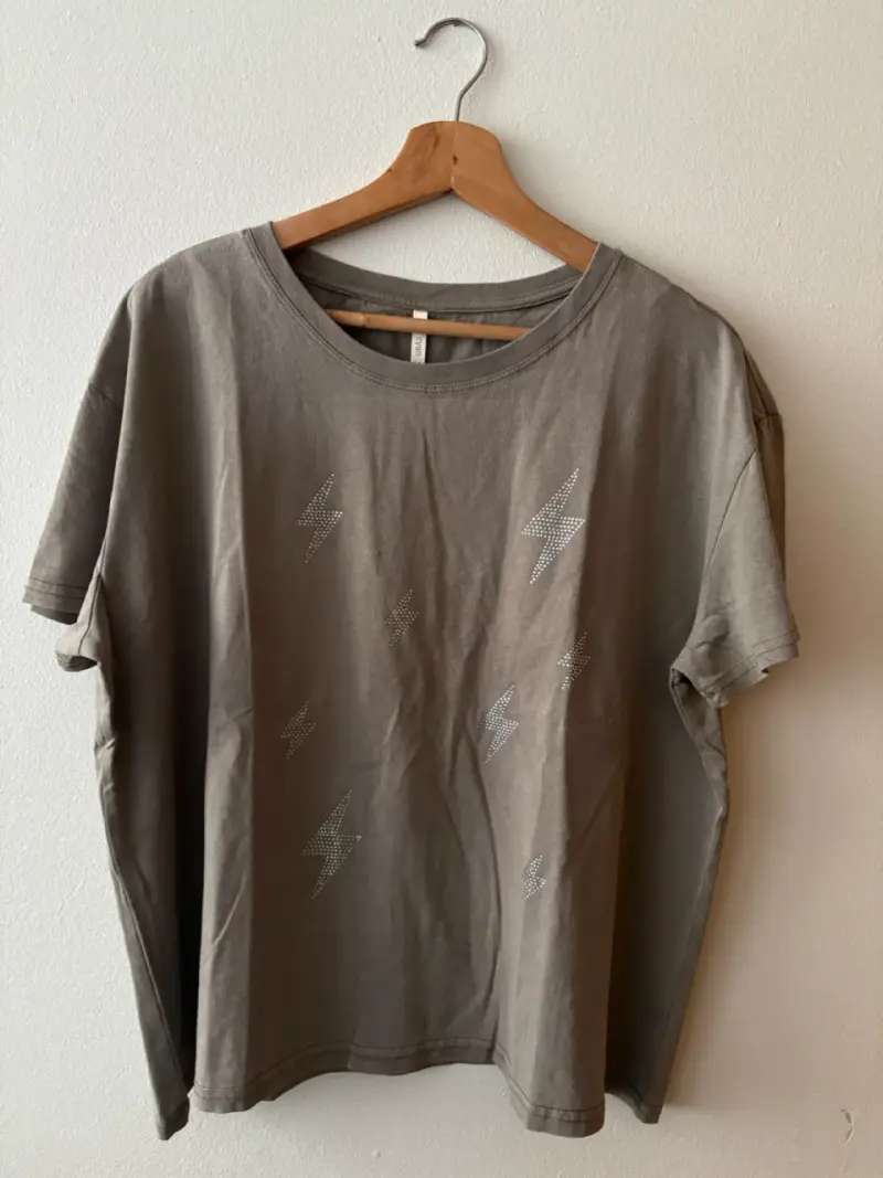 Polera gris con estampado de rayos nueva - 1