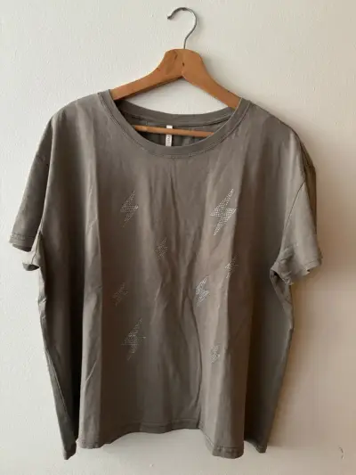 Polera gris con estampado de rayos nueva - miniatura 1