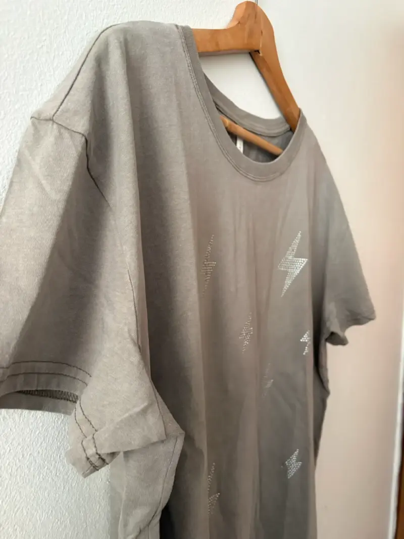 Polera gris con estampado de rayos nueva - 2