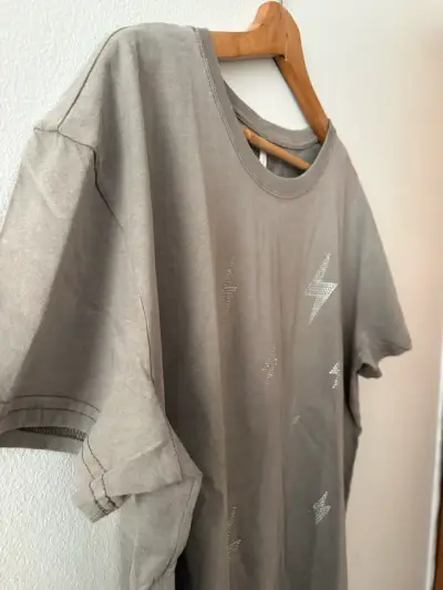Polera gris con estampado de rayos nueva - miniatura 2