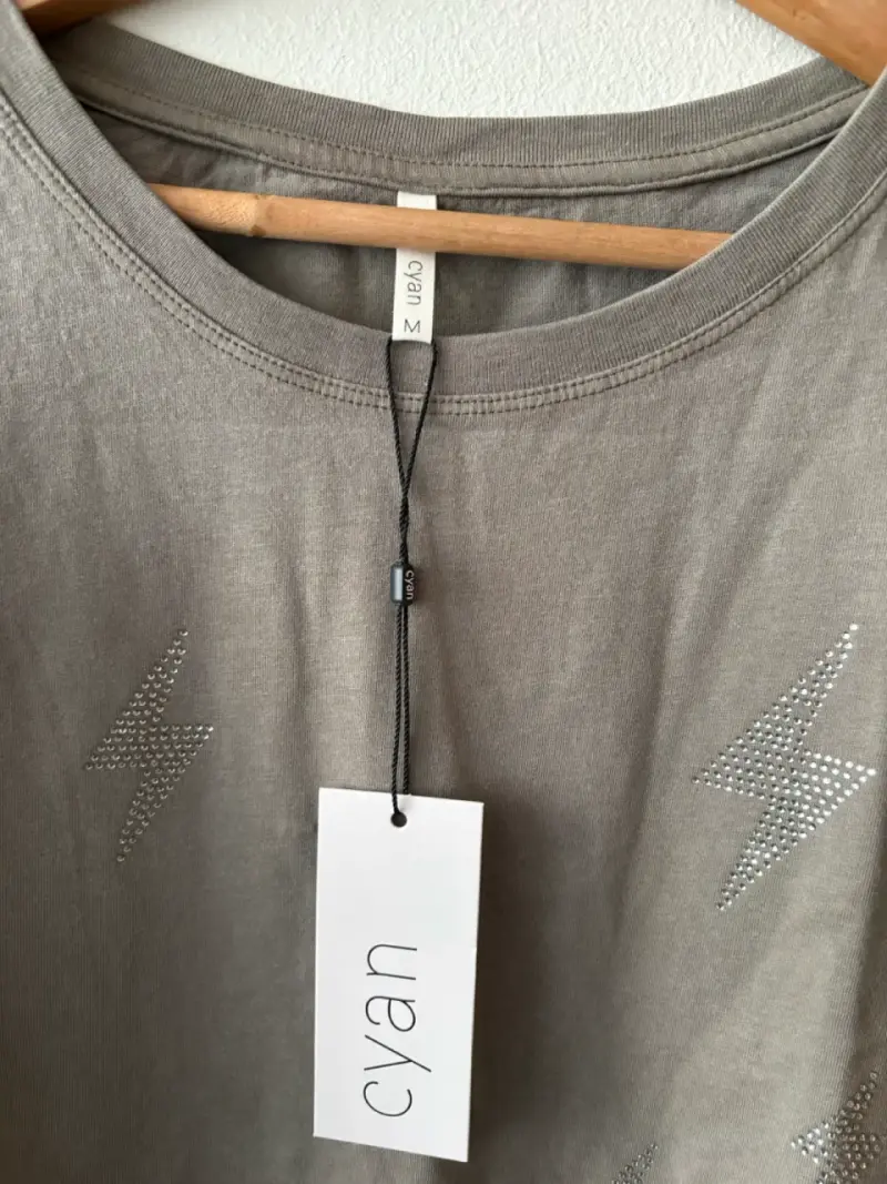 Polera gris con estampado de rayos nueva - 4