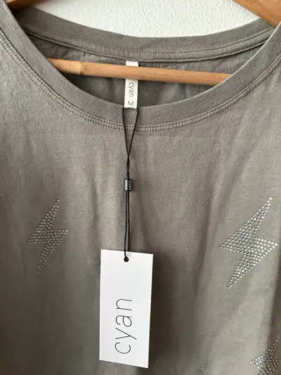 Polera gris con estampado de rayos nueva - miniatura 4
