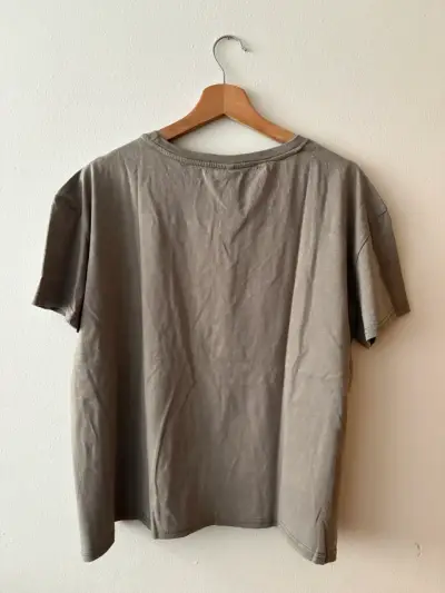 Polera gris con estampado de rayos nueva - miniatura 5