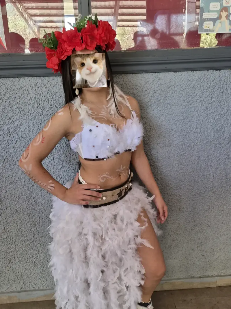 Disfraz de pascuence con plumas y flores