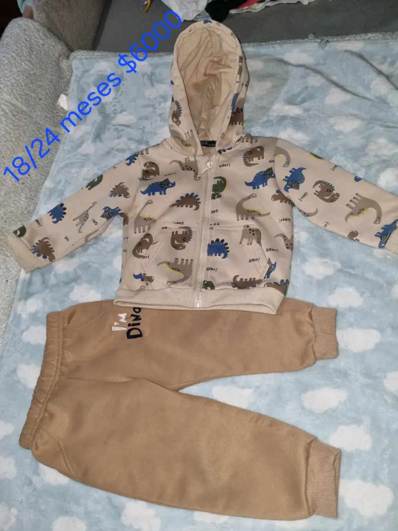Conjunto infantil con capucha y dinosaurios