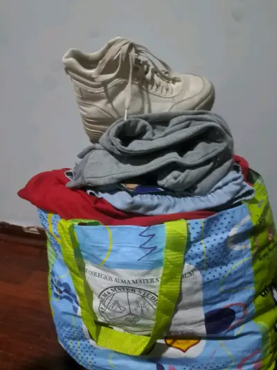 Bolsa de ropa y zapatillas blancas usadas - miniatura 2
