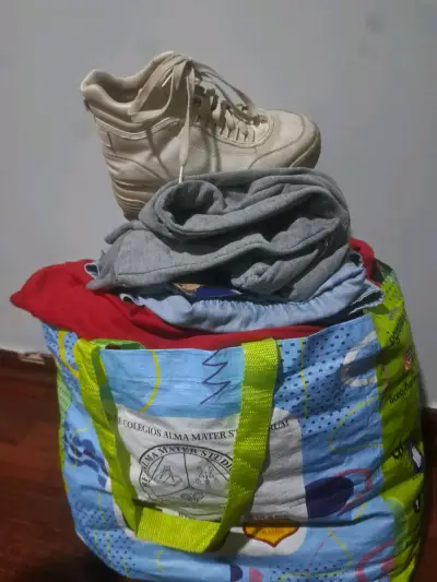 Bolsa de ropa y zapatillas blancas usadas - miniatura 3