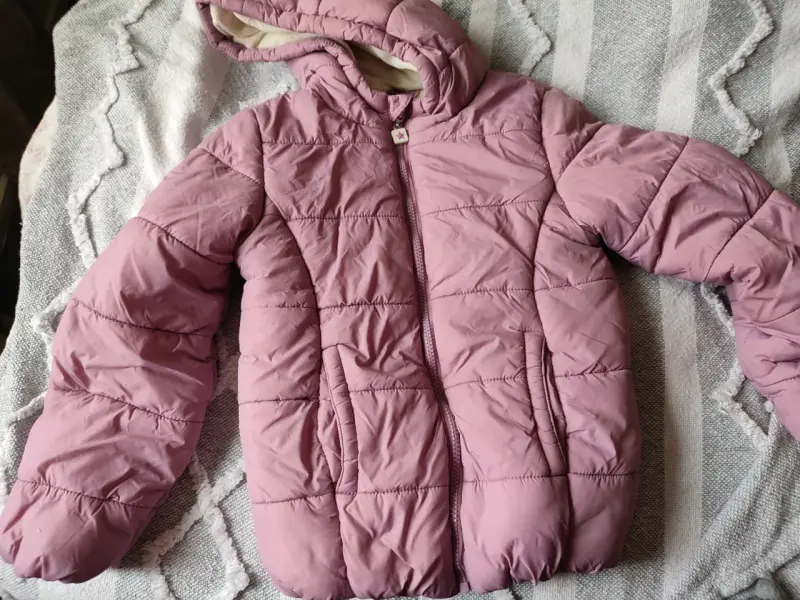 Chaqueta acolchada rosada con capucha - 1