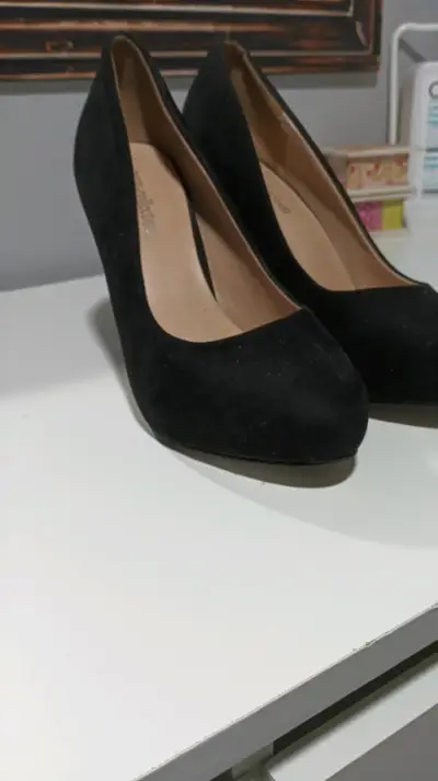 Zapatos de tacón negros elegantes - miniatura 4