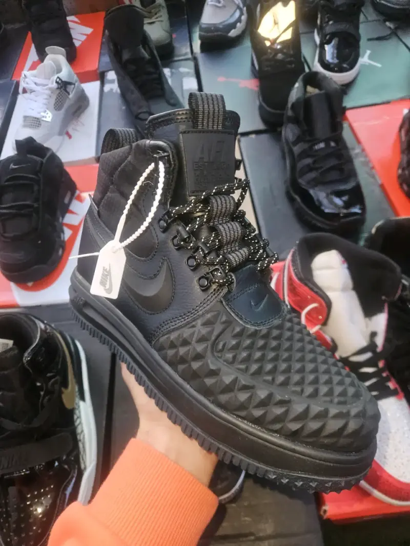 Botas deportivas negras Nike con diseño acolchado - 1