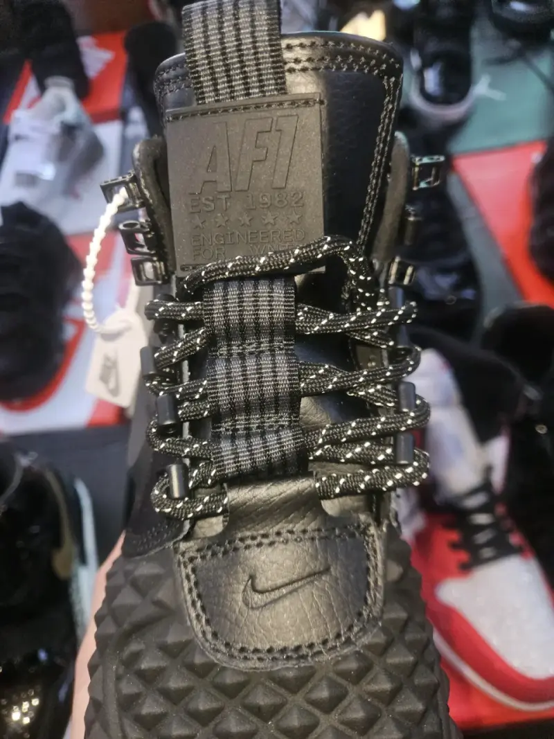 Botas deportivas negras Nike con diseño acolchado - 3