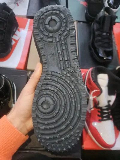 Botas deportivas negras Nike con diseño acolchado - miniatura 4
