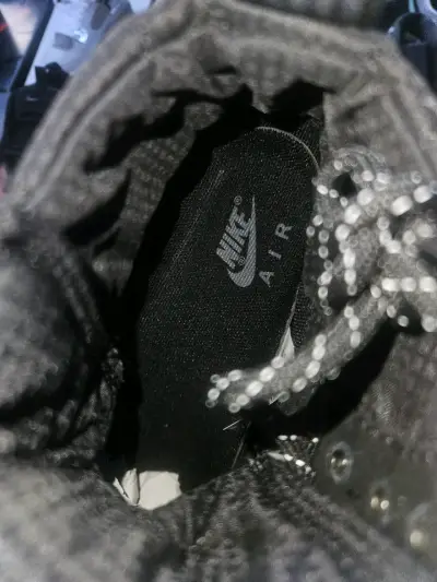 Botas deportivas negras Nike con diseño acolchado - miniatura 5