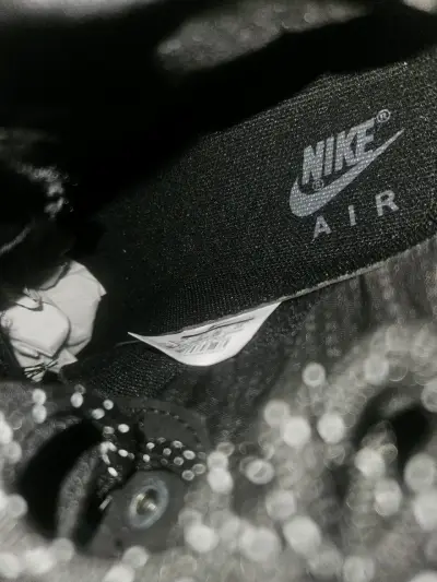 Botas deportivas negras Nike con diseño acolchado - miniatura 6