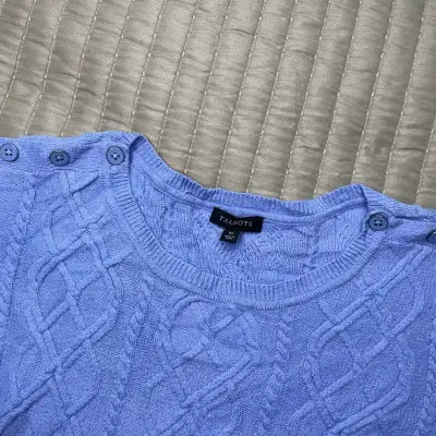 Suéter azul con diseño trenzado para mujer - miniatura 2