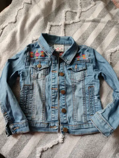 Chaqueta de mezclilla para niña con bordados - miniatura 1