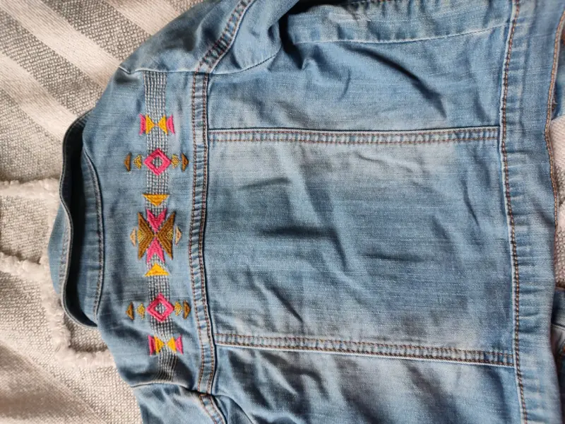 Chaqueta de mezclilla para niña con bordados - 2