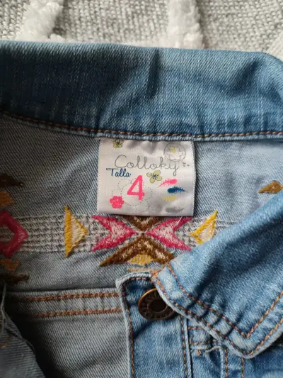 Chaqueta de mezclilla para niña con bordados - miniatura 3