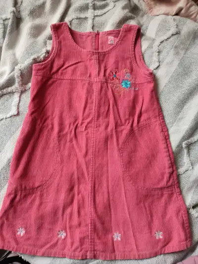 Vestido rosa para niña con bordado floral - miniatura 1