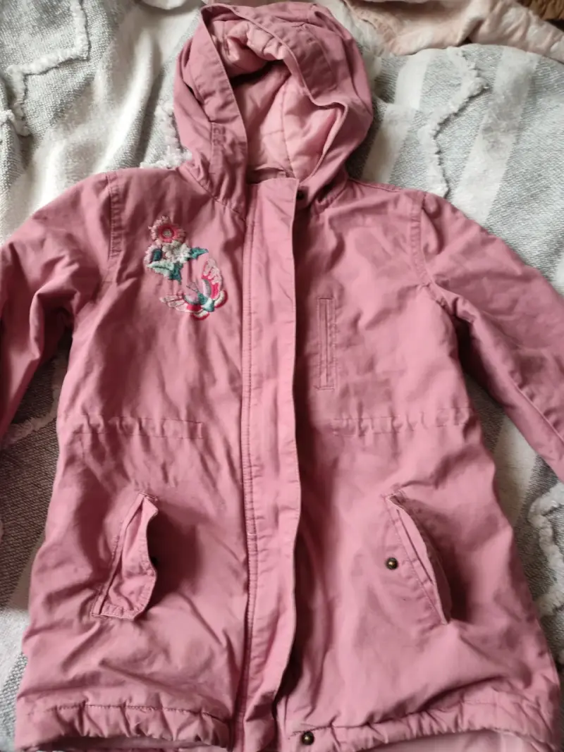 Parka rosada con capucha y bordado floral - 1