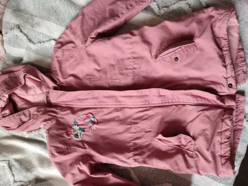 Parka rosada con capucha y bordado floral - 3