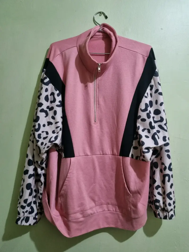 Polerón rosado con estampado animal print