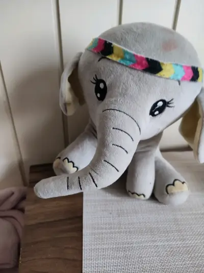 Peluche de elefante gris con cinta colorida - miniatura 2