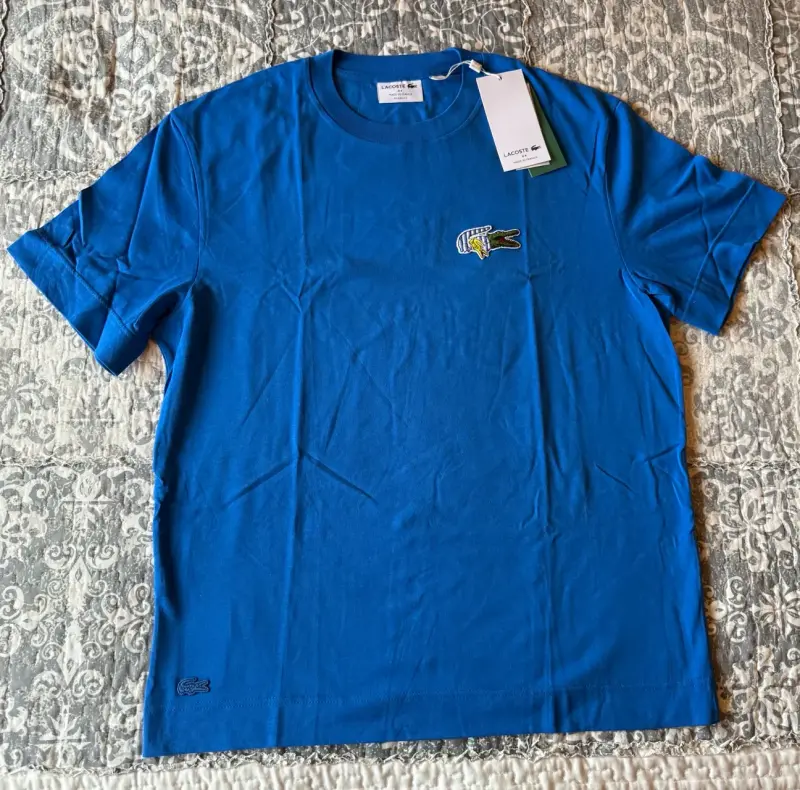 Polera Lacoste azul con logo bordado - 1