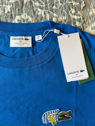 Polera Lacoste azul con logo bordado - miniatura 3