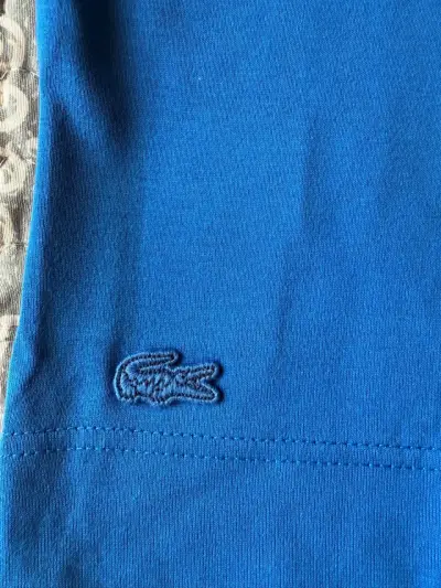 Polera Lacoste azul con logo bordado - miniatura 5