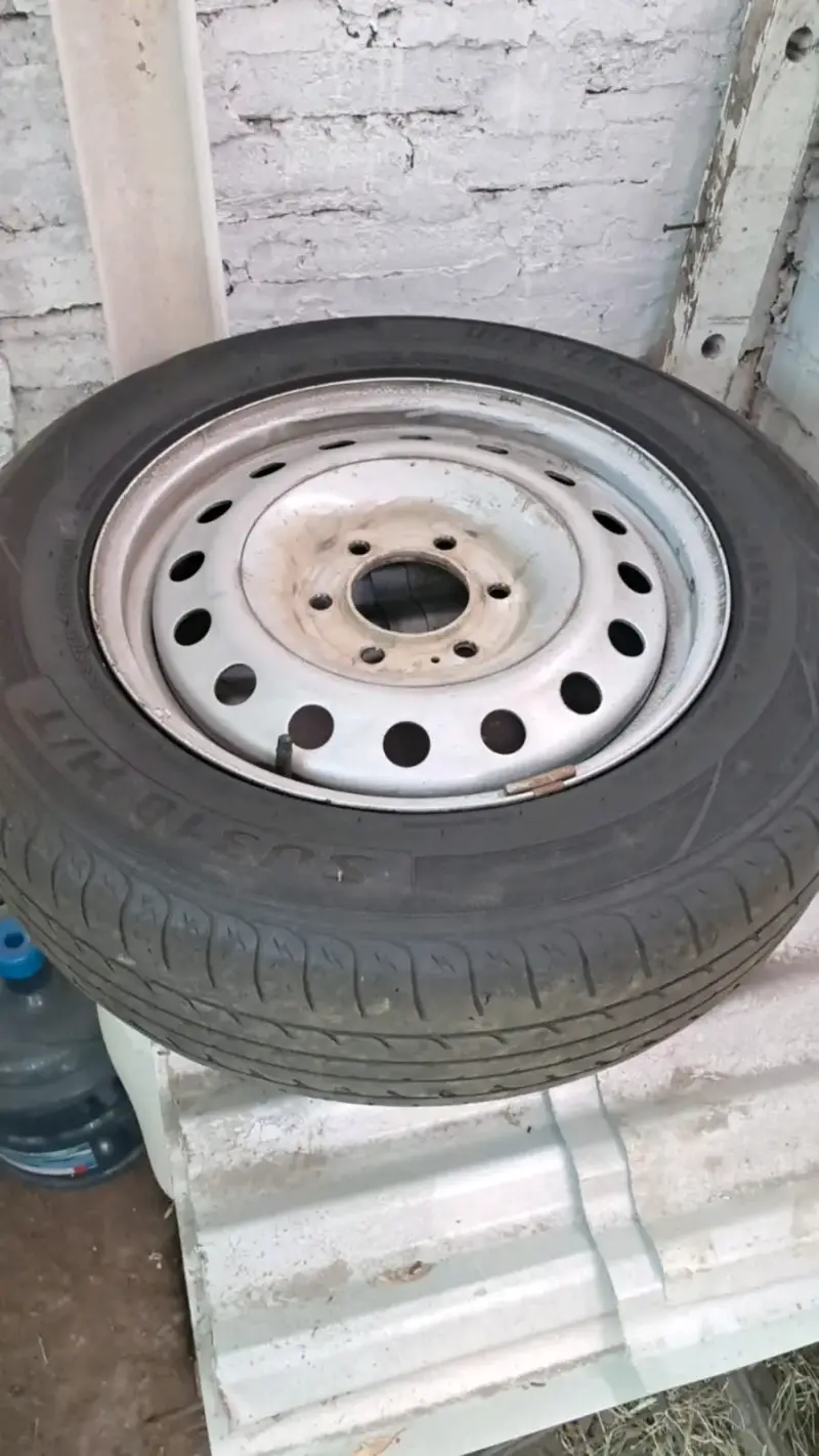 Llanta con neumático usado en buen estado