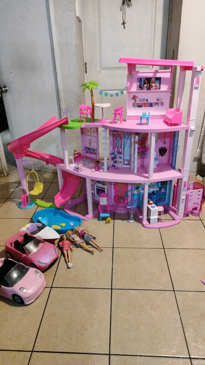 Casa de muñecas Barbie con accesorios