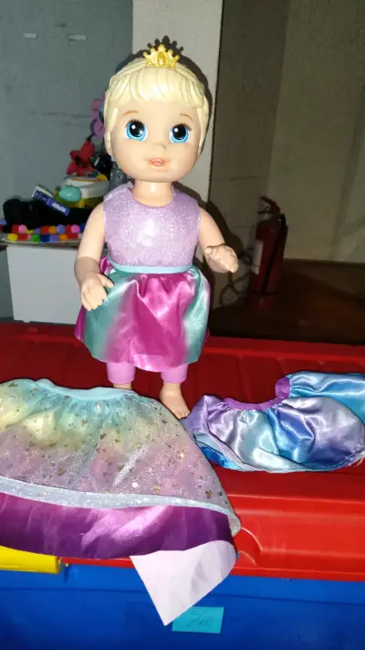 Muñeca princesa con vestidos brillantes - miniatura 1