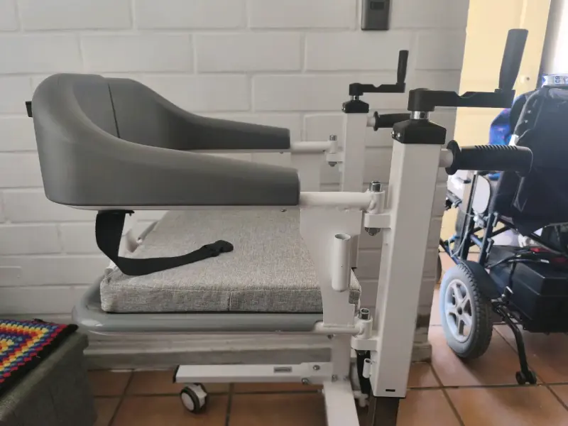 Silla De Baño y Traslado Multifuncional Con Ruedas