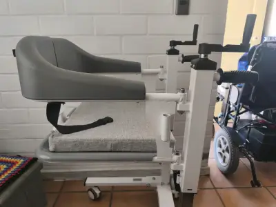 Silla De Baño y Traslado Multifuncional Con Ruedas - miniatura 1