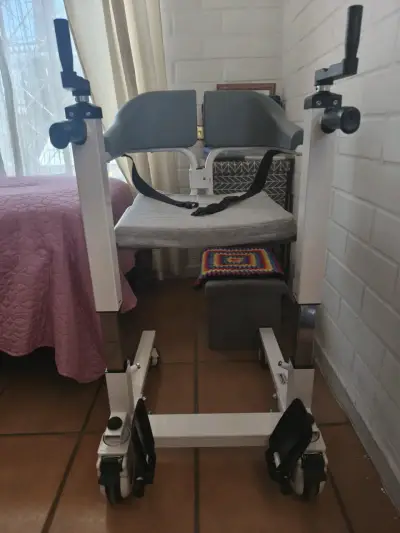 Silla De Baño y Traslado Multifuncional Con Ruedas - miniatura 2