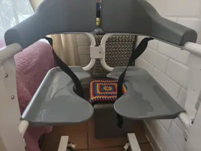 Silla De Baño y Traslado Multifuncional Con Ruedas - miniatura 3