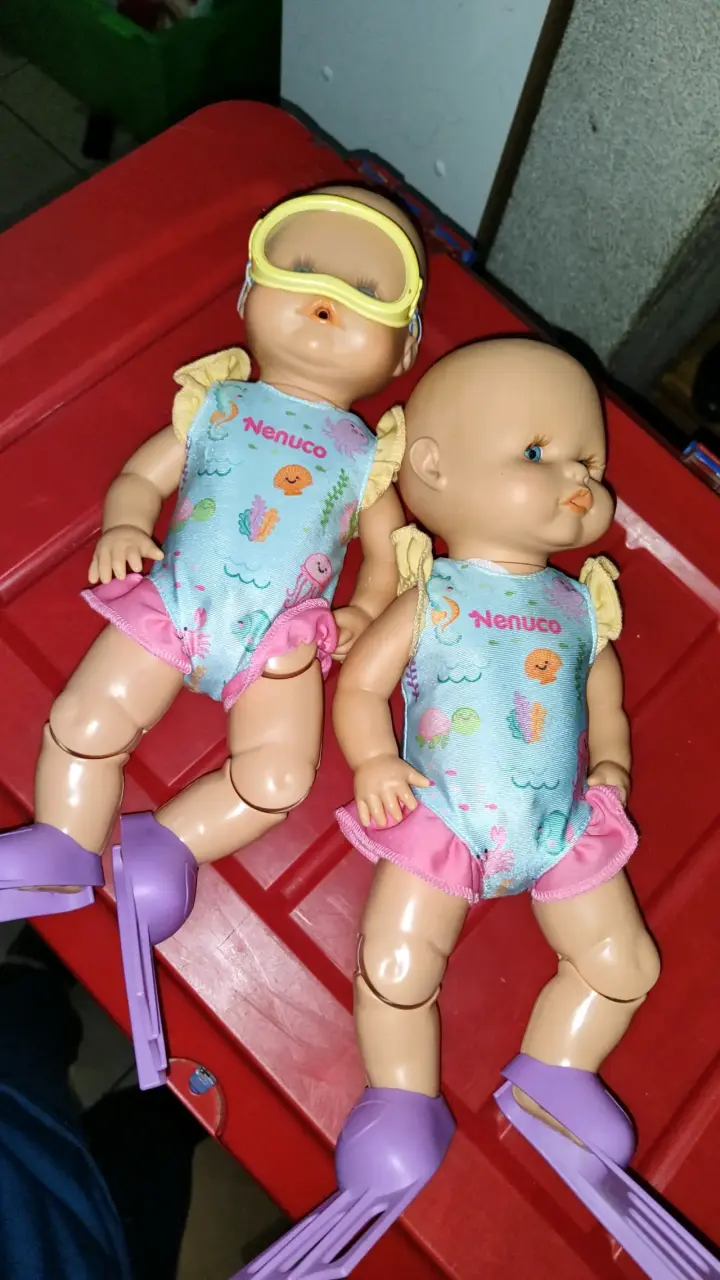 Muñecas Nenuco con accesorios de natación