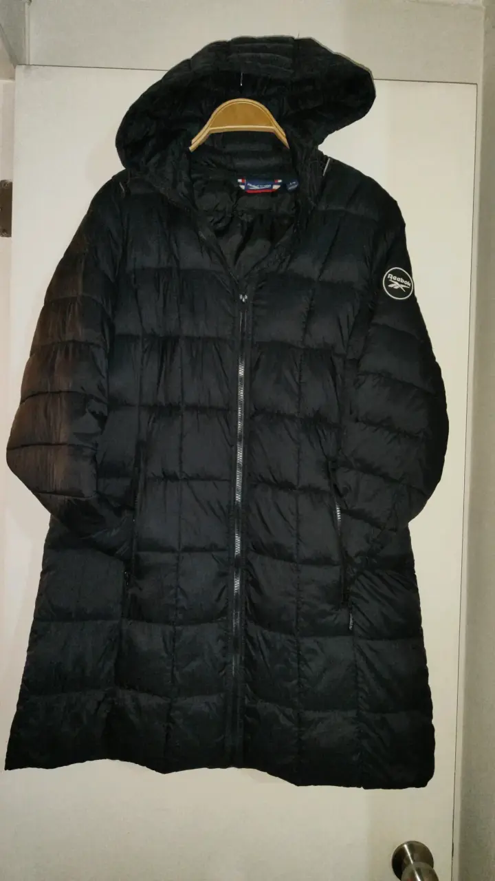 Parka larga negra Reebok con capucha