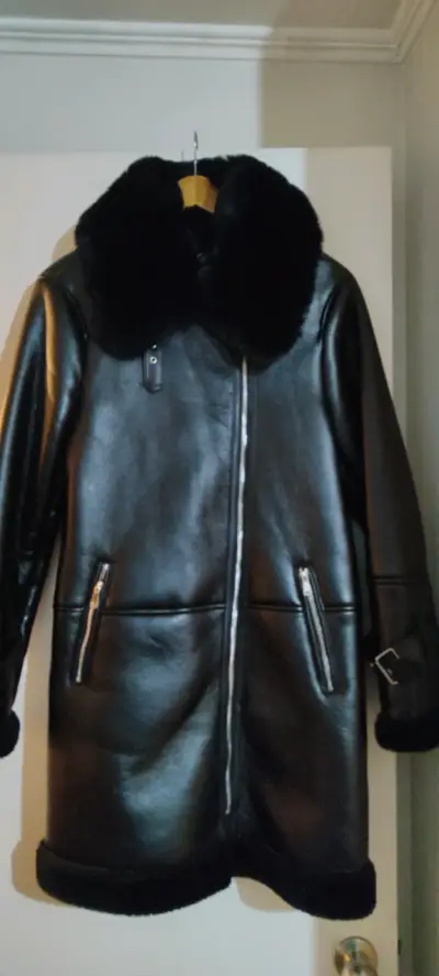 Abrigo de ecocuero negro con cuello de piel - miniatura 1