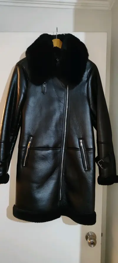 Abrigo de ecocuero negro con cuello de piel - miniatura 2