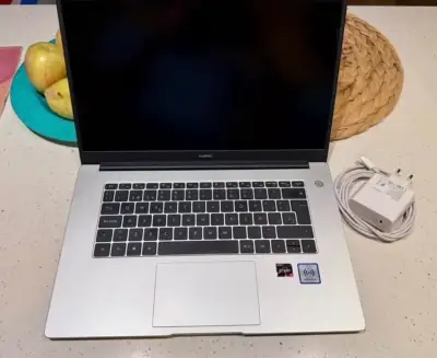 Laptop Huawei MateBook D15 en buen estado - miniatura 2