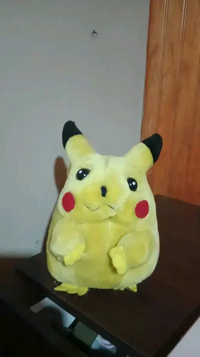 Peluche Pikachu - miniatura 1