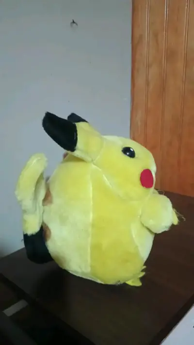 Peluche Pikachu - miniatura 3